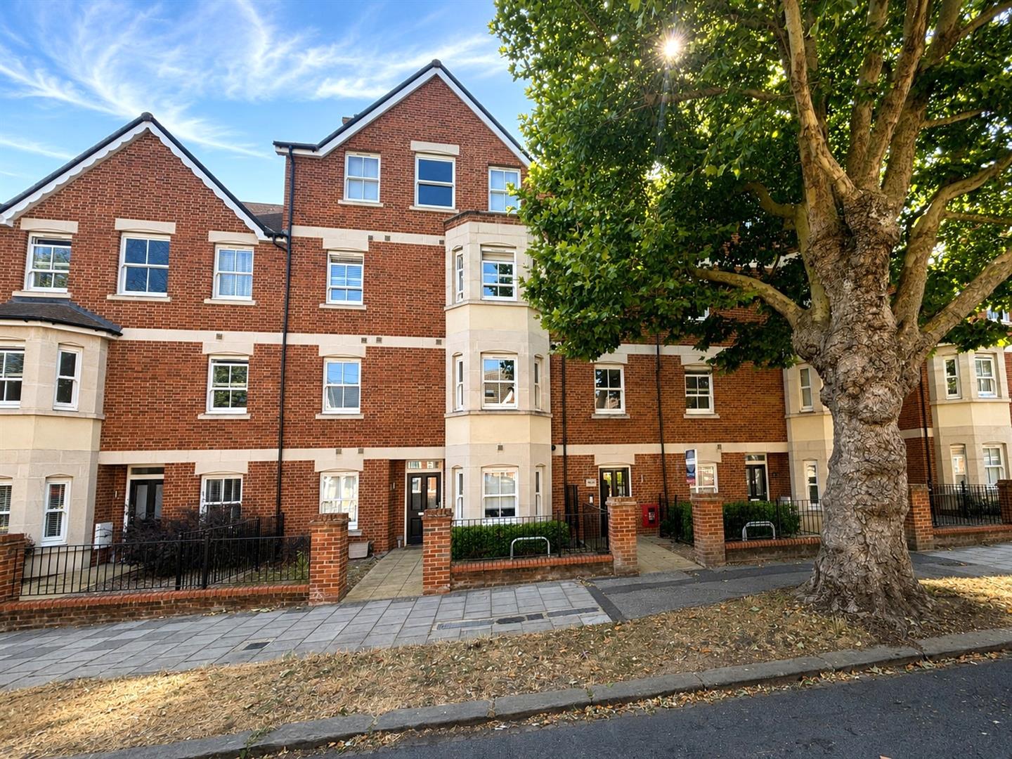2 bed property in 30 Warwick Avenue, Bedford